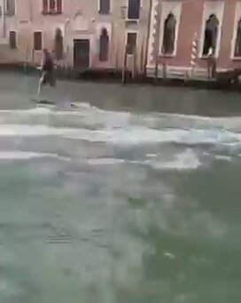 Venedik'teki Büyük Kanal'da İki Kişi Sörf Yaptı