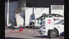 Park Halindeki Tesla'ya Çarpan Range Rover Tren Raylarına Düştü