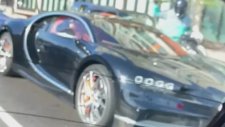 Bugatti Sürücüsünün Saatini Çalmaya Yeltenen Motosikletli Çete