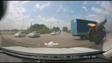 Kazada İkiye Bölünen Traktör