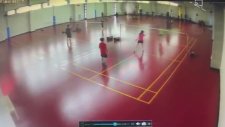Tayvan'da Şiddetli Depremde Spor Salonun Çatısını Çöktüğü Anlar