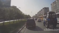 Yaya Geçidinde Duran Arabaya Çarpan Traktör