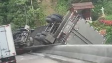 Kaza Sonrası Köprüde Asılı Kalan Tır