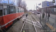 Tramvayı Son Anda Fark Eden Çocuk