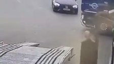 Kamyonun Kör Noktasına Denk Gelen Lüks Otomobil