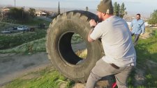 Traktör Lastiğinin İçinde Bayır Aşağı Yuvarlanmak