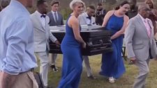 Düğününe Tabutla Gelen Damat