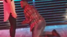 Evlilik Teklifinin Kabulünü Twerk Yaparak Kutlayan Adam