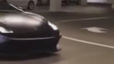 Otopark Bariyerinin Altından Geçen Lamborghini