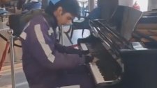 Kuryeden Muhteşem Piyano Performansı