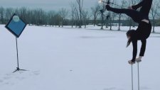 Orissa Kelly Ayaklarını Kullanarak Ok Atıyor