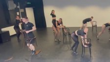Provada Sandalyenin İçinden Geçen Dansçı