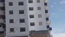 Adana'da Çatlayan Binayı Sıva ile Kapatmaya Çalıştılar