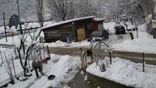 Kar Kürerken Ayakları Yerden Kesilen Adam