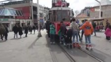 Nostaljik Tramvayda Paten Kuyruğu