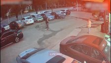 Otoparkta Kafa Kafaya Çarpışan Çift
