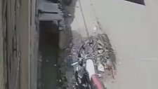 Motosikletten Düşen Kadın İş Makinesinin Altında Kalmaktan Son Anda Kurtuldu