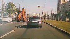 Ekskavatöre Gelişine Çarpan Araç