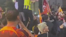 Galatasaray’ın Şampiyonluğunu Kutlayan Fenerbahçeli Taraftar