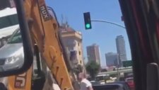 Tartıştığı Sürücüye Kepçe ile Vurmaya Çalışan Operatör