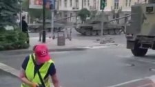 Darbe Girişimi Sırasında Tankların Arasında Yerleri Süpüren Temizlik İşçisi