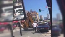 İş Makinası Operatörü Trafikte Otomobile Kepçe İle Vurmaya Çalıştı