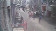 Yolda Yürürken Üzerine Su Tankı Düşen Adam