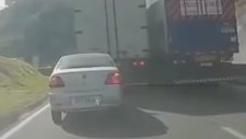 İki Tır Arasında Kalan Bisikletlinin Mucize Kurtuluşu