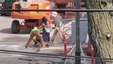 Görme Engelli Kadının İmdadına Yetişen İşçiler