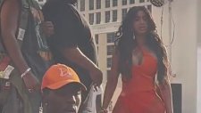 Cardi B Seyircisine Mikrofon Fırlattı