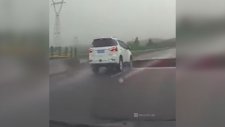 Çin'de Yarılan Yola Araç Düştü