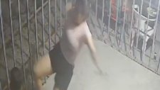 Kardeşiyle Futbol Oynarken Yere Kapaklanan Kız