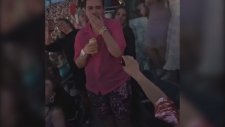 Konserde Erkek Arkadaşına Evlenme Teklifi Eden Kadın