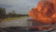 Malezya'da Uçak Otoyola Çakıldı