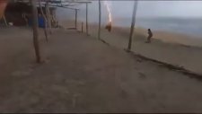 Meksika'da Sahildeki İki Kişinin Üzerine Yıldırım Düştü