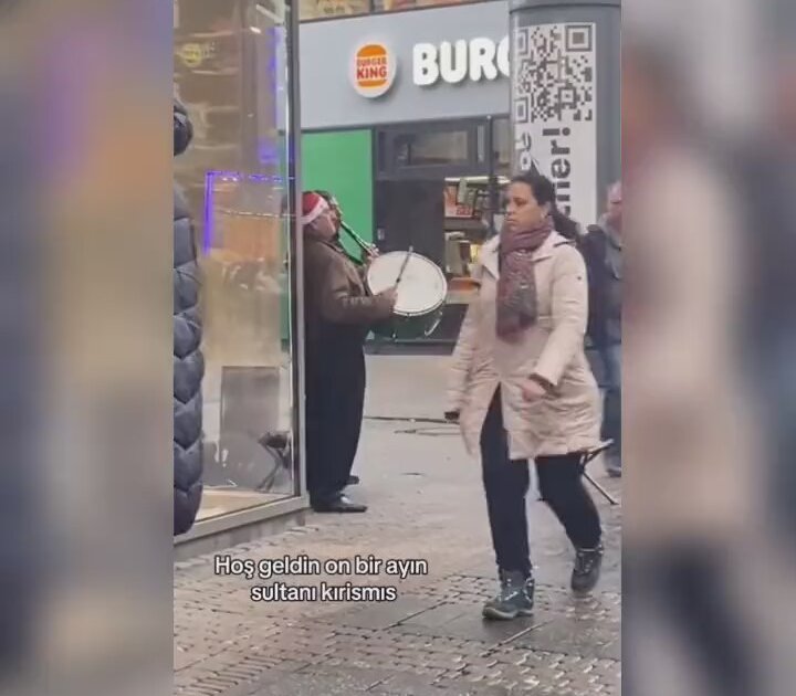 Almanya Sokaklarında Davul ve Zurna ile Jingle Bells Çalmak