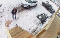 Buz Tutan Merdivenlerden Kötü Şekilde Düşen Adam