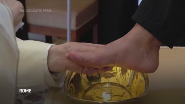 Papa Kadın Mahkumların Ayaklarını Yıkayıp Öptü