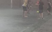 Sağanak Yağmurda Futbol Oynamak