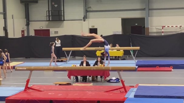 Kulplu Beygirden Kötü Şekilde Düşen Jimnastikçi Kız