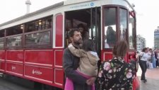 Taksim’de Test Sürüşüne Çıkan Akülü Nostaljik Tramvaya Vatandaşlar Yoğun İlgi Gösterdi