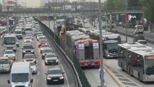 Avcılar'da Metrobüsün Tekeri Alev Alev Yandı | İzlesene.com