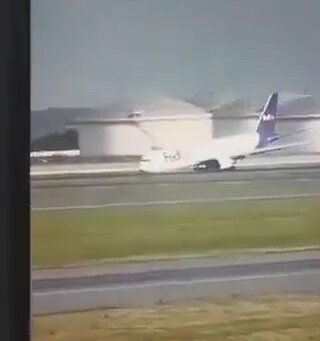 İstanbul Havalimanı'nda Uçak Gövdesi Üzerine İniş Yaptı