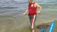 Sahilde Balık Gezdiren Adam