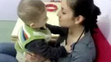 Çapkın Velet Genç Kızı Dudağından Nasıl Öpüyor