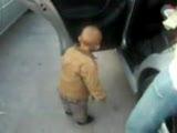 bu bebek kopmuş - süper dans ediyor :))