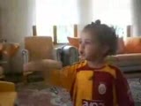 Koyu Galatasaraylı Minik Kız :))