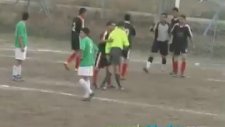 Hem Kırmızı Kart Yiyor Hem Hocadan Dayak