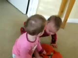 bebeklerin emzik kavgası