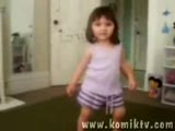 Küçük Kızın Muhteşem Dansı Mükemmel Üstü